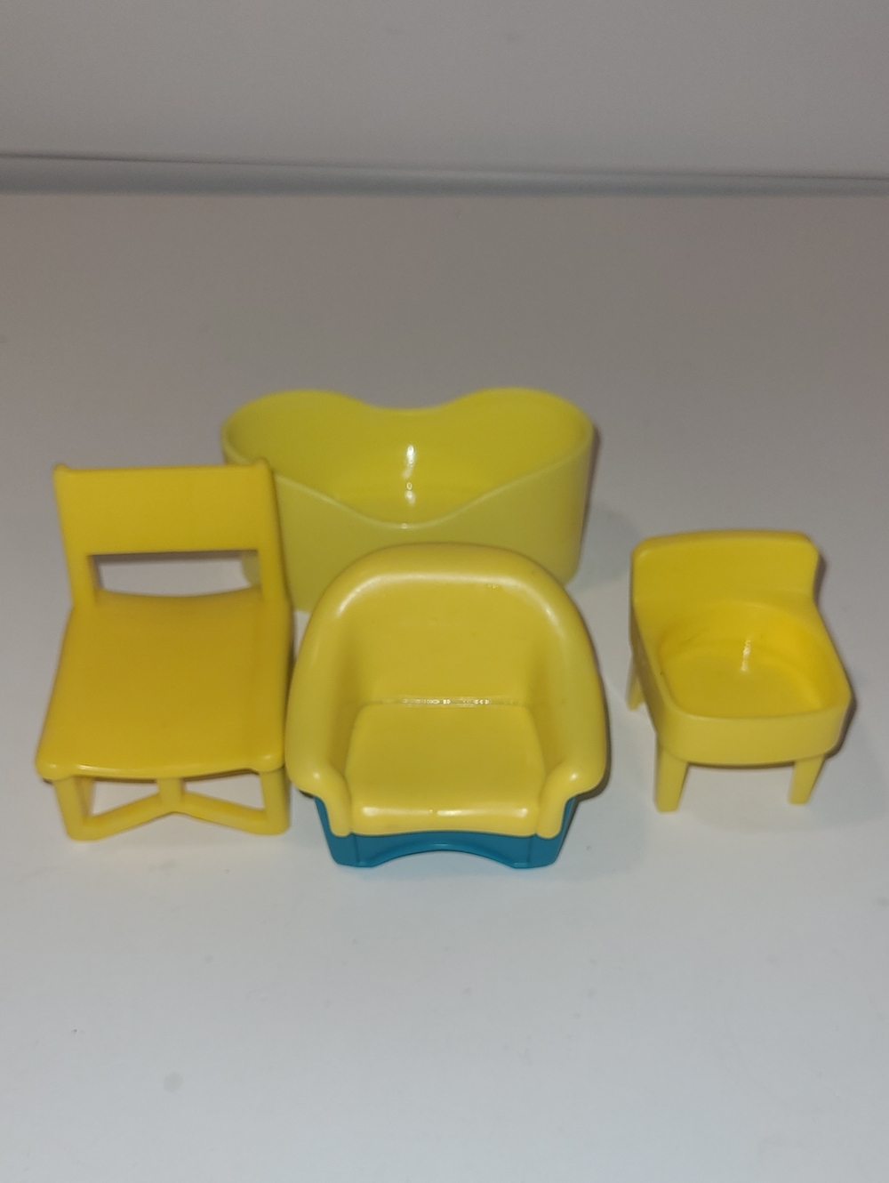 Yellow Mini Doll Furniture Set – 4-Piece Play Chairs and Tub